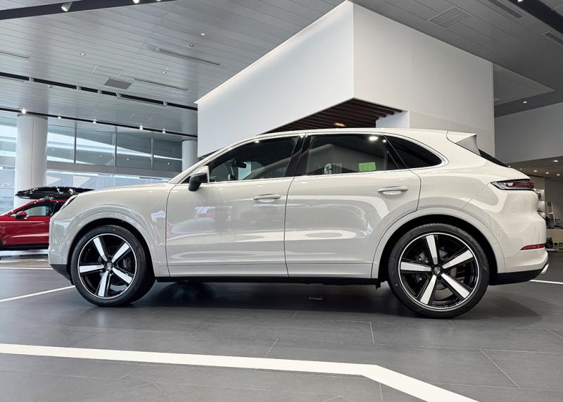 Mẫu SUV đắt nhất của Porsche khoác 'lớp áo' trị giá gần bằng VF 3 - Ảnh 3.
