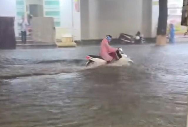 Phú Quốc đón mưa lớn kỷ lục trong 25 năm, nhiều nơi bị ngập sâu - Ảnh 2.
