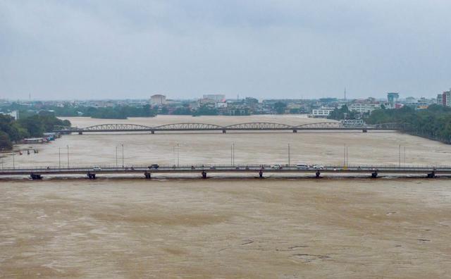Miền Trung lũ đang xuống, mưa giảm dần
- Ảnh 1. Miền Trung lũ đang xuống, mưa giảm dần
- Ảnh 1.