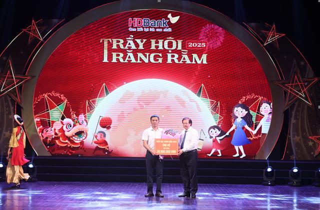 HD Bank - Trái tim sẻ chia cùng ‘Trẩy hội trăng rằm’- Ảnh 2. HD Bank - Trái tim sẻ chia cùng ‘Trẩy hội trăng rằm’- Ảnh 2.