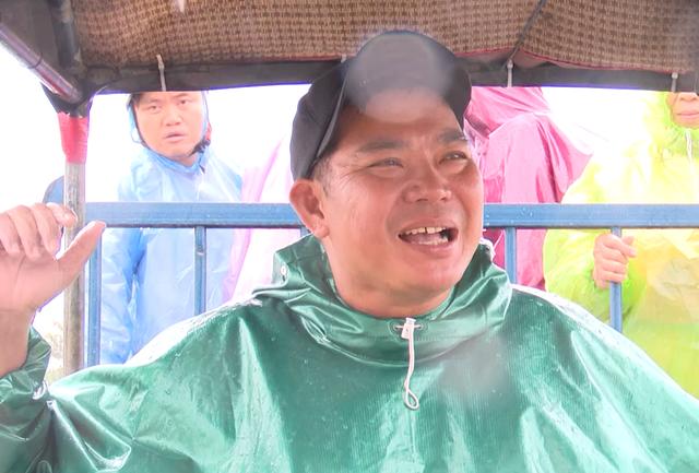 Chiếc máy cày thường ngày thành 'xe cứu hộ' nghĩa tình giữa vùng lũ Quảng Trị- Ảnh 7.