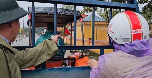 Chiếc máy cày thường ngày thành 'xe cứu hộ' nghĩa tình giữa vùng lũ Quảng Trị- Ảnh 5.