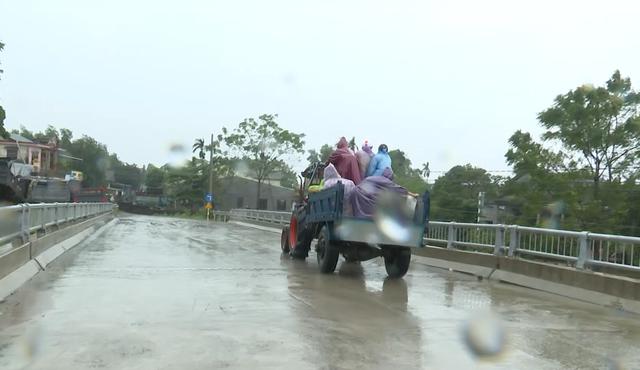 Chiếc máy cày thường ngày thành 'xe cứu hộ' nghĩa tình giữa vùng lũ Quảng Trị- Ảnh 6.