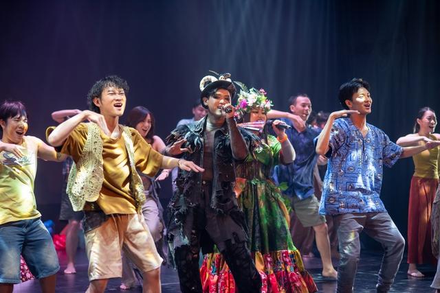 Phương Vy rạng rỡ cùng chồng Tây và con gái dự ra mắt nhạc kịch Broadway - Ảnh 2. Phương Vy rạng rỡ cùng chồng Tây và con gái dự ra mắt nhạc kịch Broadway - Ảnh 2.