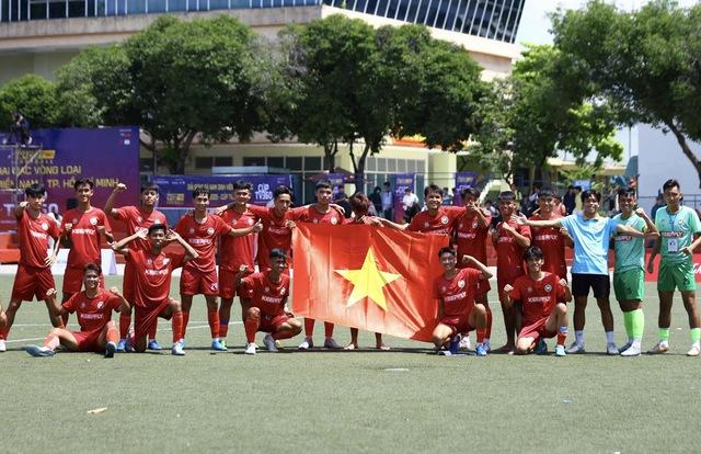 Kịch tính bóng đá sinh viên: 2 thẻ đỏ cùng 2 quả phạt đền, gay cấn đến giờ chót- Ảnh 1. Kịch tính bóng đá sinh viên: 2 thẻ đỏ cùng 2 quả phạt đền, gay cấn đến giờ chót- Ảnh 1.