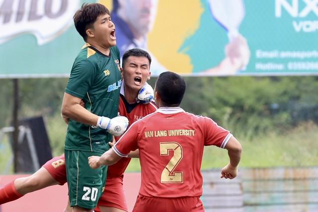 Kịch tính bóng đá sinh viên: 2 thẻ đỏ cùng 2 quả phạt đền, gay cấn đến giờ chót- Ảnh 5. Kịch tính bóng đá sinh viên: 2 thẻ đỏ cùng 2 quả phạt đền, gay cấn đến giờ chót- Ảnh 5.