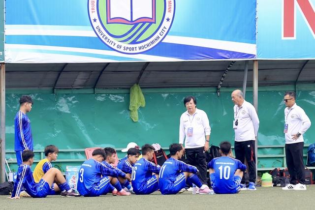 Kịch tính bóng đá sinh viên: 2 thẻ đỏ cùng 2 quả phạt đền, gay cấn đến giờ chót- Ảnh 3. Kịch tính bóng đá sinh viên: 2 thẻ đỏ cùng 2 quả phạt đền, gay cấn đến giờ chót- Ảnh 3.
