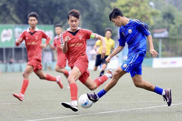 Kịch tính bóng đá sinh viên: 2 thẻ đỏ cùng 2 quả phạt đền, gay cấn đến giờ chót- Ảnh 2. Kịch tính bóng đá sinh viên: 2 thẻ đỏ cùng 2 quả phạt đền, gay cấn đến giờ chót- Ảnh 2.