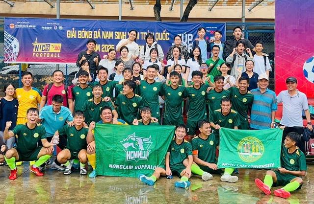 Kịch tính bóng đá sinh viên: 2 thẻ đỏ cùng 2 quả phạt đền, gay cấn đến giờ chót- Ảnh 7. Kịch tính bóng đá sinh viên: 2 thẻ đỏ cùng 2 quả phạt đền, gay cấn đến giờ chót- Ảnh 7.