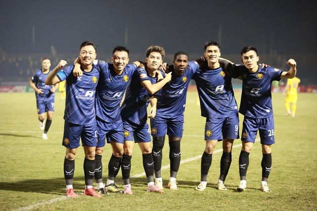 Đua trụ hạng V-League khốc liệt: HAGL và Thanh Hóa không từ bỏ, cựu vương lâm nguy- Ảnh 2. Đua trụ hạng V-League khốc liệt: HAGL và Thanh Hóa không từ bỏ, cựu vương lâm nguy- Ảnh 2.
