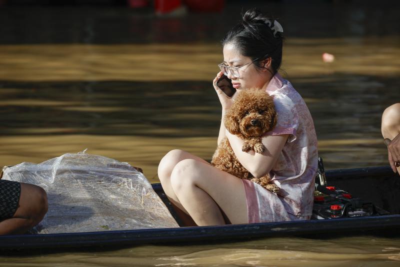 Thái Nguyên vẫn chìm trong nước lũ, người dân cuống cuồng nhận đồ cứu trợ- Ảnh 21. Thái Nguyên vẫn chìm trong nước lũ, người dân cuống cuồng nhận đồ cứu trợ- Ảnh 21.