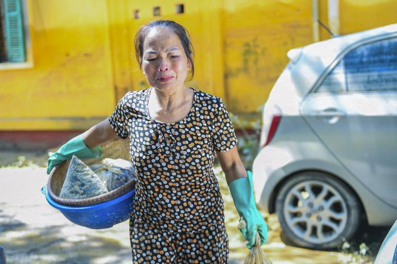 Người dân Thái Nguyên chán chường cảnh bùn đất bám đầy nhà sau cơn lũ lịch sử - Ảnh 11.