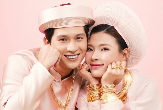 Thúy Diễm bất ngờ làm cô dâu, đeo vàng cưới 'trĩu cổ' - Ảnh 1.
