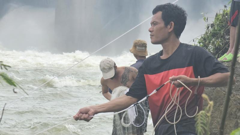 Cá 'ngửi' mùi nước khi thủy điện Trị An xả lũ, nhiều người mạo hiểm đi bắt- Ảnh 5. Cá 'ngửi' mùi nước khi thủy điện Trị An xả lũ, nhiều người mạo hiểm đi bắt- Ảnh 5.