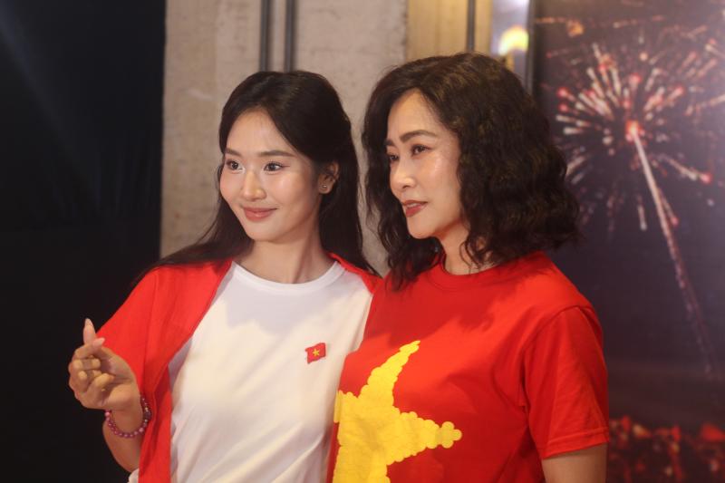 Thùy Anh khoe nhan sắc rạng rỡ, Nguyễn Văn Chung được fan vây quanh tại sự kiện- Ảnh 2.