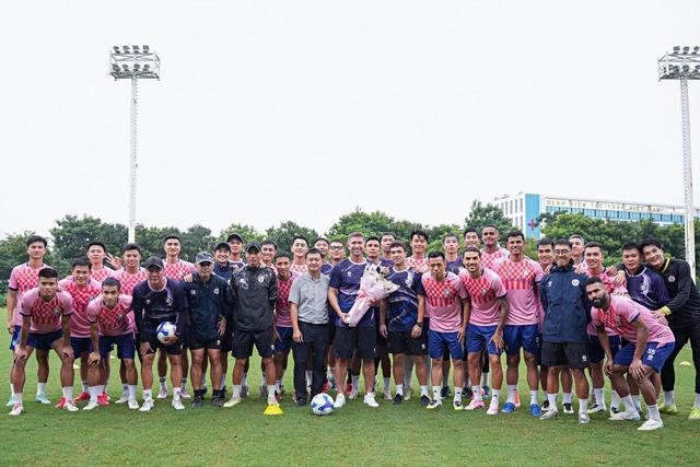 Sếp lớn CLB Hà Nội nói điều bất ngờ trong ngày huyền thoại Harry Kewell ra mắt truyền thông- Ảnh 8. Sếp lớn CLB Hà Nội nói điều bất ngờ trong ngày huyền thoại Harry Kewell ra mắt truyền thông- Ảnh 8.