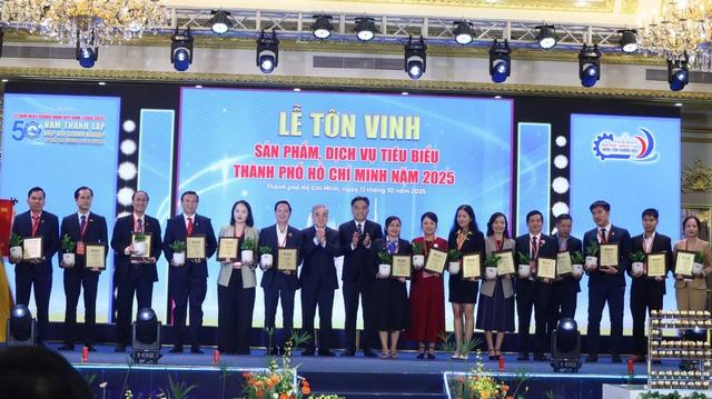 Tôn vinh 165 sản phẩm, dịch vụ tiêu biểu TP.HCM nhân ngày Doanh nhân Việt Nam- Ảnh 1. Tôn vinh 165 sản phẩm, dịch vụ tiêu biểu TP.HCM nhân ngày Doanh nhân Việt Nam- Ảnh 1.