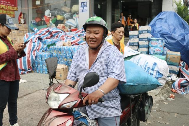 Người TP.HCM tập kết hàng gửi vùng lũ miền Bắc: 'Nơi nào cũng là người một nhà'- Ảnh 3. Người TP.HCM tập kết hàng gửi vùng lũ miền Bắc: 'Nơi nào cũng là người một nhà'- Ảnh 3.