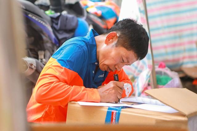 Người TP.HCM tập kết hàng gửi vùng lũ miền Bắc: 'Nơi nào cũng là người một nhà'- Ảnh 2. Người TP.HCM tập kết hàng gửi vùng lũ miền Bắc: 'Nơi nào cũng là người một nhà'- Ảnh 2.