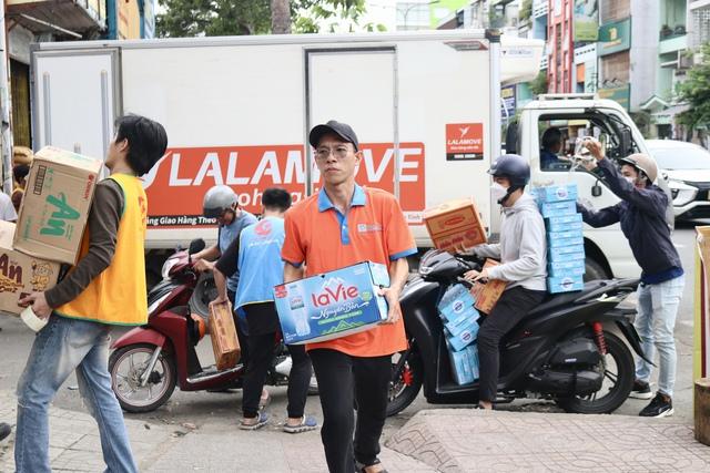 Người TP.HCM tập kết hàng gửi vùng lũ miền Bắc: 'Nơi nào cũng là người một nhà'- Ảnh 7. Người TP.HCM tập kết hàng gửi vùng lũ miền Bắc: 'Nơi nào cũng là người một nhà'- Ảnh 7.