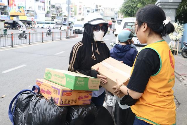 Người TP.HCM tập kết hàng gửi vùng lũ miền Bắc: 'Nơi nào cũng là người một nhà'- Ảnh 5. Người TP.HCM tập kết hàng gửi vùng lũ miền Bắc: 'Nơi nào cũng là người một nhà'- Ảnh 5.