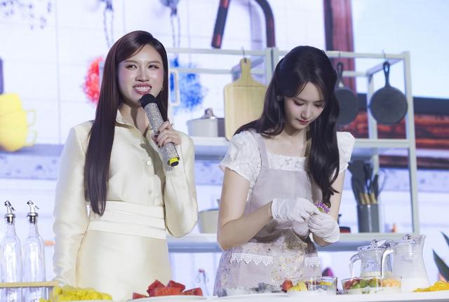 MC Thanh Thanh Huyền gây chú ý khi hướng dẫn mỹ nhân SNSD tạo dáng với nón lá - Ảnh 1.