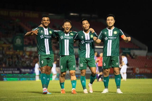 Minh Vương lại thăng hoa, Trường Tươi Đồng Nai thắng Phú Thọ 4-1: Vơi nỗi nhớ Công Phượng- Ảnh 1.