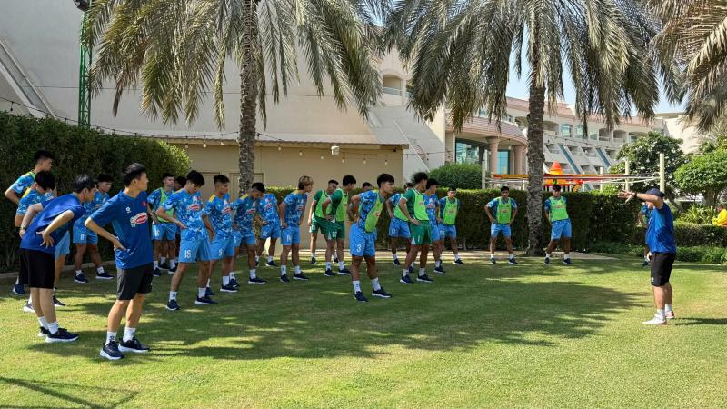 U.23 Việt Nam tập sân chuẩn FIFA đẹp nhất UAE, sẵn sàng đọ sức đối thủ cực mạnh Qatar- Ảnh 3. U.23 Việt Nam tập sân chuẩn FIFA đẹp nhất UAE, sẵn sàng đọ sức đối thủ cực mạnh Qatar- Ảnh 3.