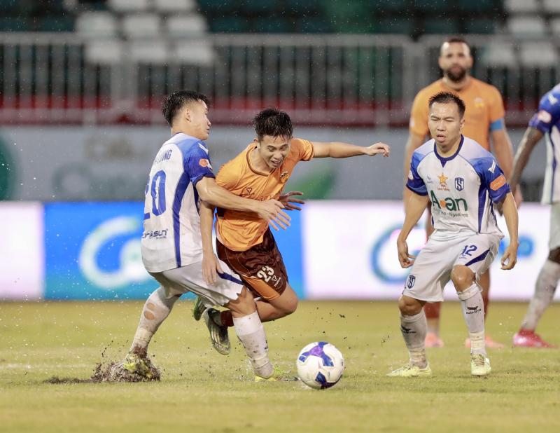 Bảng xếp hạng V-League mới nhất: Bắt đầu tách tốp, HAGL lại đẩy Thanh Hóa xuống dưới đáy- Ảnh 1.
