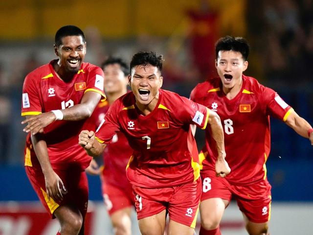 Đội tuyển Việt Nam thay 'áo' mới: Đá thật hay để thẳng tiến Asian Cup- Ảnh 1. Đội tuyển Việt Nam thay 'áo' mới: Đá thật hay để thẳng tiến Asian Cup- Ảnh 1.