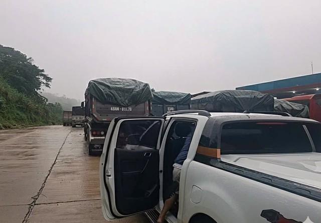 Xe 'mắc kẹt’ hàng dài suốt 2 ngày trên đường Hồ Chí Minh vì sạt lở - Ảnh 2.