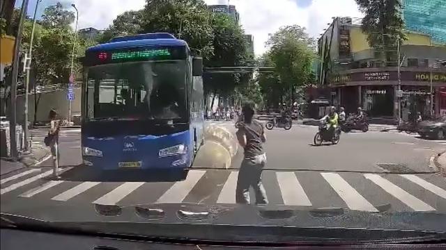Phẫn nộ xe buýt cố vượt đèn đỏ, suýt tông trúng người đi bộ qua đường- Ảnh 1. Phẫn nộ xe buýt cố vượt đèn đỏ, suýt tông trúng người đi bộ qua đường- Ảnh 1.