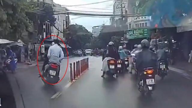 Lái xe máy lạng lách vượt đèn đỏ, nam thanh niên bị phạt gần 6 triệu đồng - Ảnh 1.