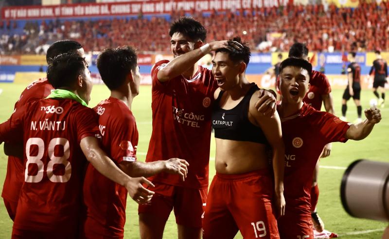Hai thẻ đỏ, hai bàn thắng: Trận quá căng, Thể Công Viettel quật khởi tuyệt vời bắt Ninh Bình chia điểm- Ảnh 1.