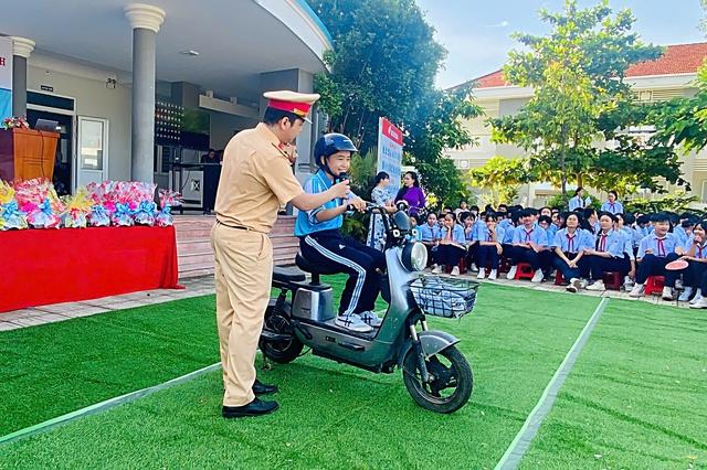 CSGT cảnh báo thông tin sai lệch về quy định lái xe đạp điện, xe máy điện - Ảnh 1. CSGT cảnh báo thông tin sai lệch về quy định lái xe đạp điện, xe máy điện - Ảnh 1.