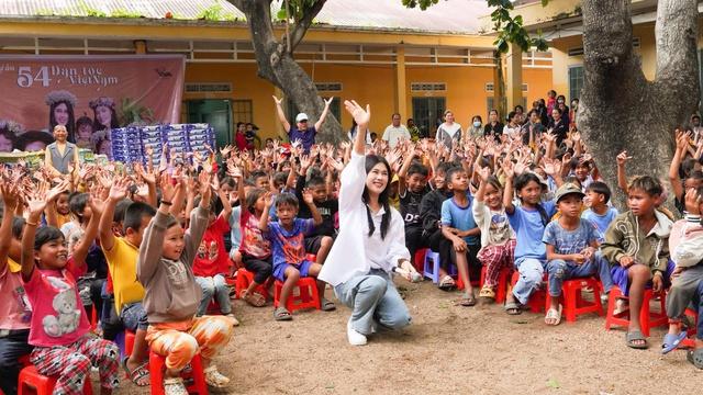 Phúc Anh mang dự án '54 dân tộc Việt Nam' đến làng phong ở Gia Lai - Ảnh 2.