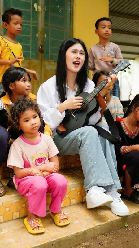 Phúc Anh mang dự án '54 dân tộc Việt Nam' đến làng phong ở Gia Lai - Ảnh 1.
