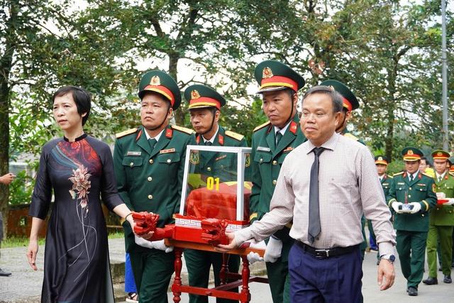 Truy điệu, an táng 14 liệt sĩ tại Nghĩa trang liệt sĩ Khe Sanh- Ảnh 1. Truy điệu, an táng 14 liệt sĩ tại Nghĩa trang liệt sĩ Khe Sanh- Ảnh 1.