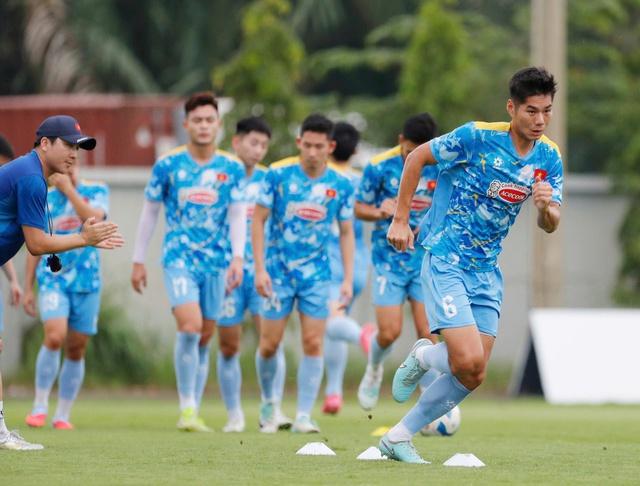 Buổi tập đội tuyển Việt Nam lại bất an, vẫn thiếu vắng Bùi Tiến Dũng: Ai thay đấu Nepal?- Ảnh 4.