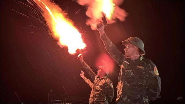 Ứng phó bão Fengshen (bão số 12): Quảng Ngãi bắn pháo hiệu khẩn cấp kêu gọi tàu thuyền vào bờ - Ảnh 1. Ứng phó bão Fengshen (bão số 12): Quảng Ngãi bắn pháo hiệu khẩn cấp kêu gọi tàu thuyền vào bờ - Ảnh 1.