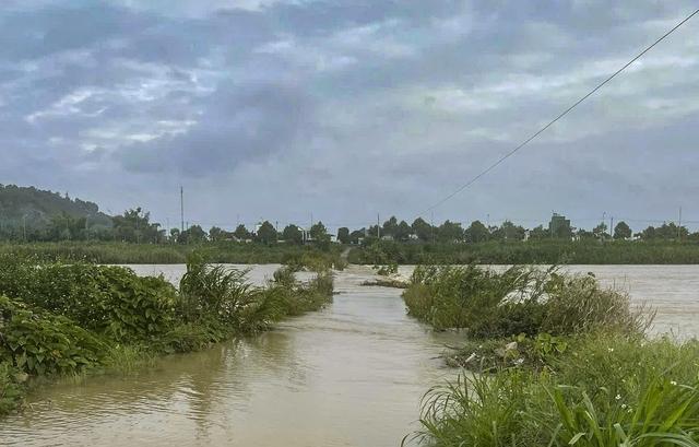 Ứng phó bão Fengshen (bão số 12): Quảng Ngãi bắn pháo hiệu khẩn cấp kêu gọi tàu thuyền vào bờ - Ảnh 3. Ứng phó bão Fengshen (bão số 12): Quảng Ngãi bắn pháo hiệu khẩn cấp kêu gọi tàu thuyền vào bờ - Ảnh 3.