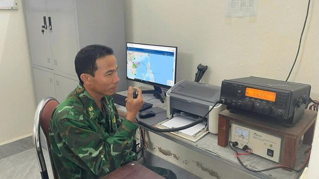 Ca nô biên phòng Quảng Trị quần thảo nơi cửa biển, giúp tàu thuyền tránh bão số 12 - Ảnh 4.