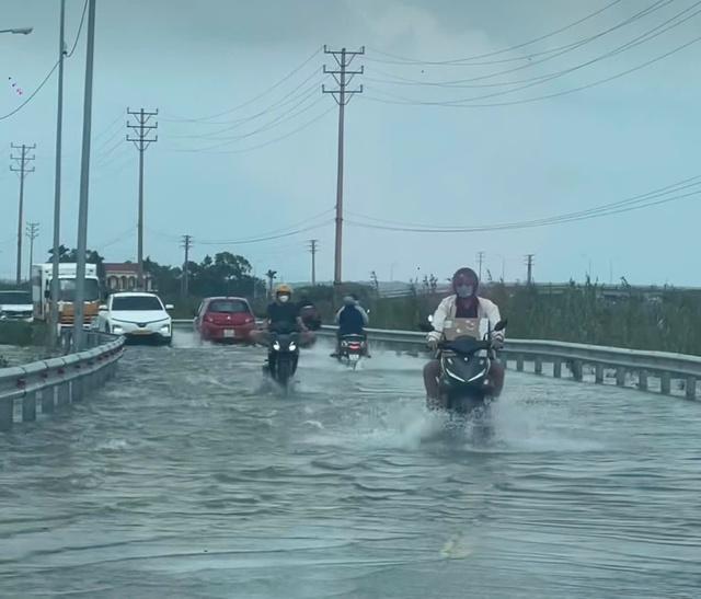 Vùng trũng Huế ngập trước khi bão Fengshen vào bờ, người dân lo lũ lớn- Ảnh 2.
