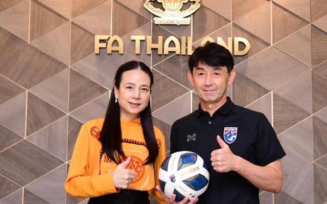 Madam Pang bị chỉ trích vì thái độ khó hiểu, bóng đá Thái Lan sóng gió dữ dội- Ảnh 1. Madam Pang bị chỉ trích vì thái độ khó hiểu, bóng đá Thái Lan sóng gió dữ dội- Ảnh 1.