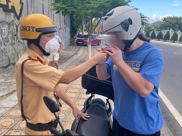 Siết chặt quy định cho người nước ngoài thuê xe máy tự lái tại Nha Trang- Ảnh 2.