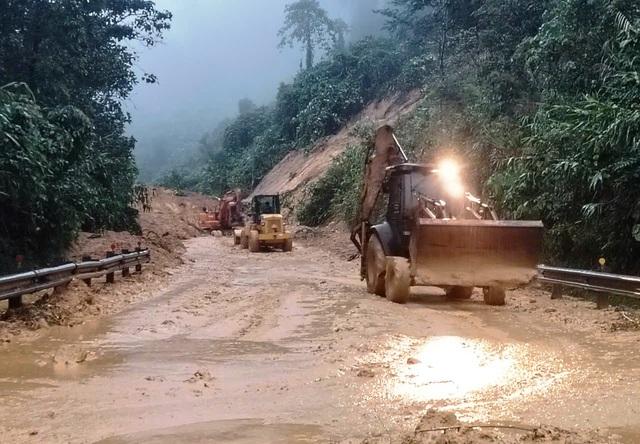 Xe 'mắc kẹt’ hàng dài suốt 2 ngày trên đường Hồ Chí Minh vì sạt lở - Ảnh 1.