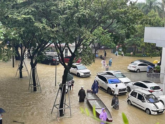 Ngập lụt tại TP . Huế: Người dân gồng mình chống chọi với mưa lũ kéo dài - Ảnh 4. Ngập lụt tại TP . Huế: Người dân gồng mình chống chọi với mưa lũ kéo dài - Ảnh 4.
