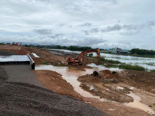 Tháo dỡ khẩn cấp đường công vụ tạo ‘đập nhân tạo’ cản trở thoát lũ - Ảnh 3.