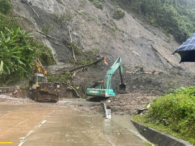 Quảng Ngãi: Hơn 120 tuyến đường bị sạt lở ở vị trí nào?- Ảnh 3. Quảng Ngãi: Hơn 120 tuyến đường bị sạt lở ở vị trí nào?- Ảnh 3.