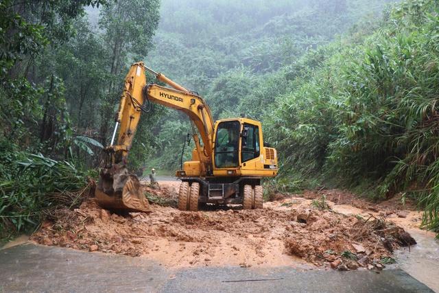 Quảng Ngãi: Hơn 120 tuyến đường bị sạt lở ở vị trí nào?- Ảnh 5. Quảng Ngãi: Hơn 120 tuyến đường bị sạt lở ở vị trí nào?- Ảnh 5.